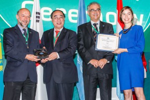 L'ambassadeur Francis Etienne et Claire-Marie Foulquier-Gazagnes d'Etalabreçoivent le premier Prix d'e-gouvernement européen par l'ONU