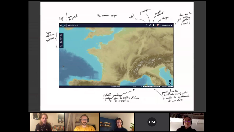 Sur la majeure partie de l'écran : une capture d'écran de portail en ligne montrant la France et les mers et océans qui l'entoure. Cette capture d'écran est collée sur un fond blanc où sont inscrites des annotations qui donnent des explications sur les différents choix d'interface du portail. En bas de l'image, en beaucoup plus petit, les vignettes vidéo de 5 personnes dont une en train de parler.